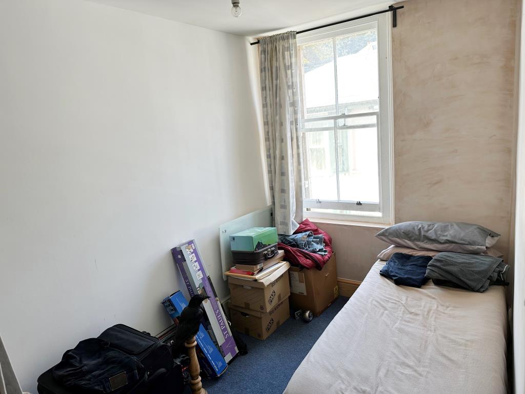 Lot: 166 - ONE-BEDROOM FLAT FOR INVESTMENT - HIGH STREET LOCATION - Bedroom